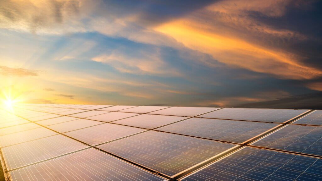 Instalación de energía solar en Madrid en edificio residencial urbano moderno