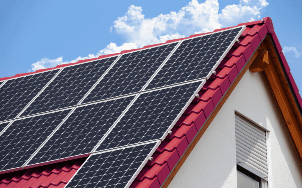 Vista de paneles solares en Barcelona integrados en entorno urbano moderno