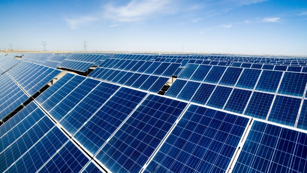 Instalación de paneles solares en Madrid en cubierta de edificio residencial urbano
