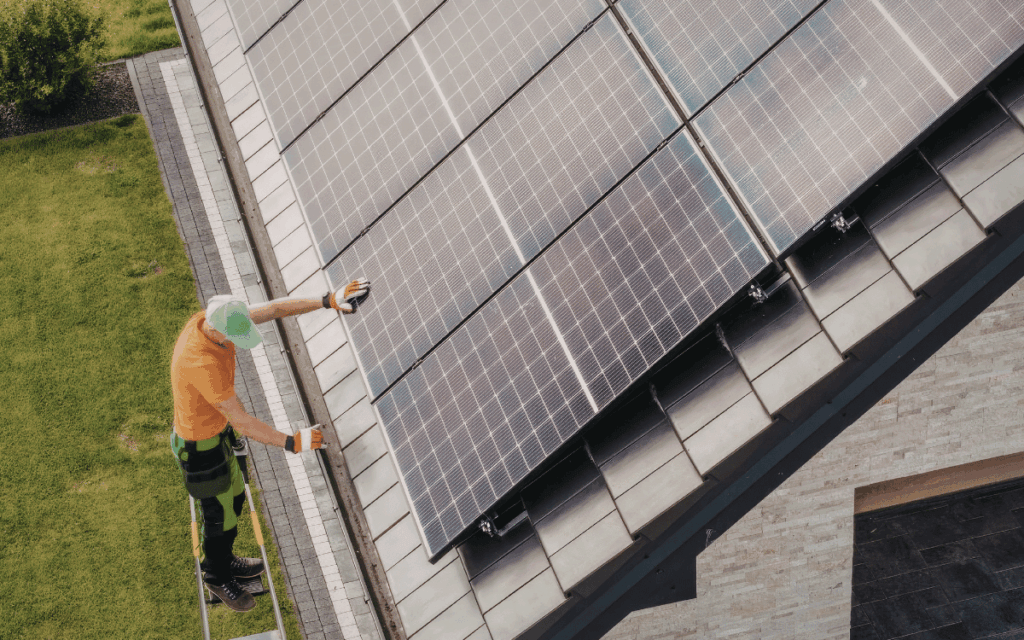 Vista de paneles solares en Madrid en entorno urbano moderno